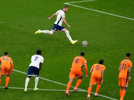 Harry Kane strieľa gól v zápase Holandsko - Anglicko v semifinále EURO 2024.