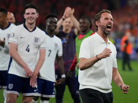 Tréner Gareth Southgate oslavuje víťazstvo v semifinále EURO 2024. 