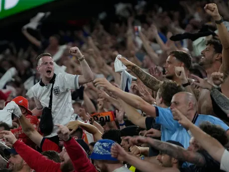 Anglickí fanúšikovia sa tešia po zápase Holandsko - Anglicko v semifinále EURO 2024.