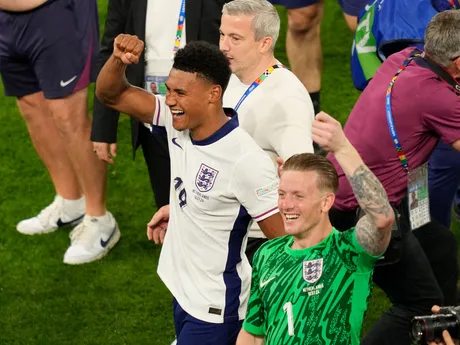 Anglickí reprezentanti sa tešia po triumfe v zápase Holandsko - Anglicko v semifinále EURO 2024.