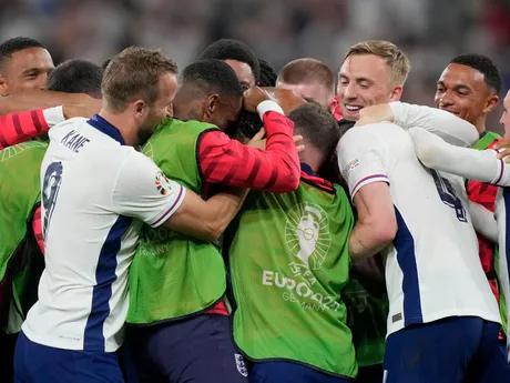 Anglickí reprezentanti sa tešia po triumfe v zápase Holandsko - Anglicko v semifinále EURO 2024.