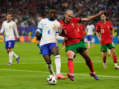 Eduardo Camavinga (vľavo) a Pepe v zápase Portugalsko - Francúzsko na EURO 2024.