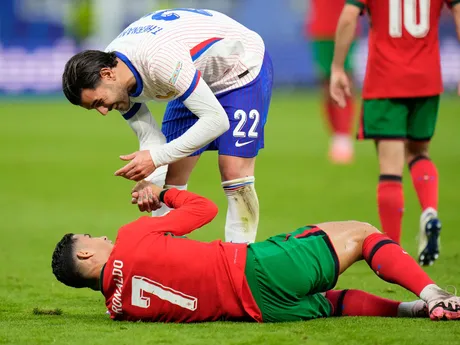 Theo Hernandez a Cristiano Ronaldo v zápase Portugalsko - Francúzsko na EURO 2024.
