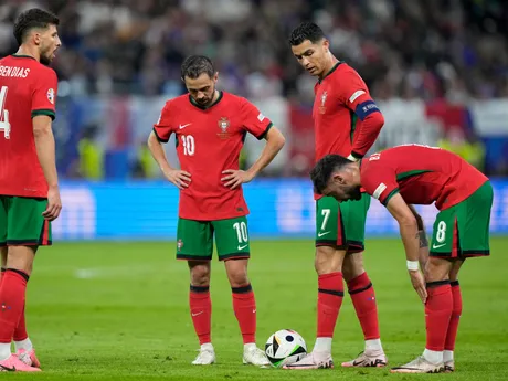 Kvarteto portugalských futbalistov pred zahraním priameho kopu v zápase proti Francúzsku.
