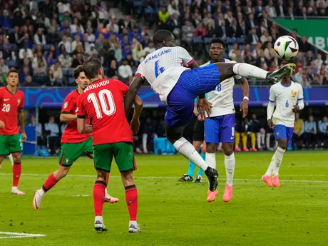Obranca Dayot Upamecano v zápase Portugalsko - Francúzsko na EURO 2024.
