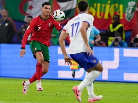 Cristiano Ronaldo a William Saliba v zápase Portugalsko - Francúzsko na EURO 2024.