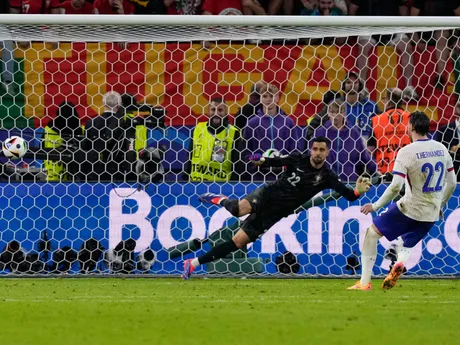 Theo Hernandez premieňa pokus v rozstrele a posúva Francúzsko do semifinále EURO 2024. 