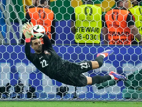 Portugalský brankár Diogo Costa chytá penaltu v rozstrele proti Slovinsku.