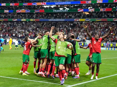 Futbalisti Portugalska oslavujú postup po penaltovom rozstrele proti Slovinsku.