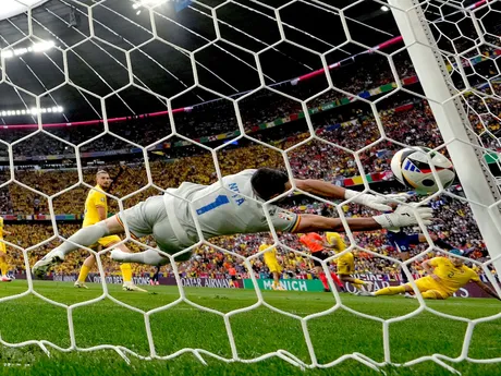 Cody Gakpo strieľa gól v zápase Rumunsko - Holandsko v osemfinále EURO 2024.