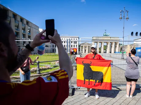 Fanúšikovia pred zápasom Španielsko - Anglicko vo finále EURO 2024.