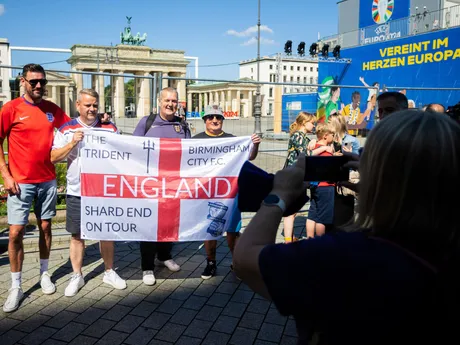 Fanúšikovia pred zápasom Španielsko - Anglicko vo finále EURO 2024.