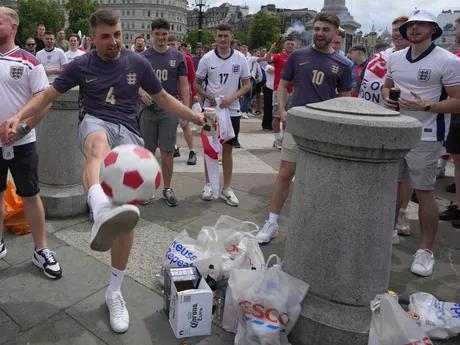 Fanúšikovia pred zápasom Španielsko - Anglicko vo finále EURO 2024.