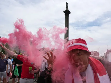 Fanúšikovia pred zápasom Španielsko - Anglicko vo finále EURO 2024.