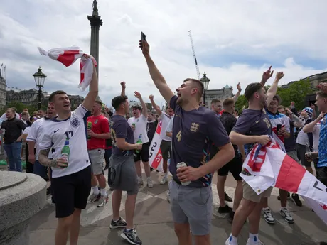 Fanúšikovia pred zápasom Španielsko - Anglicko vo finále EURO 2024.