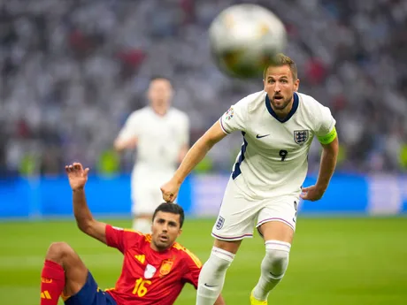 Harry Kane a Rodri počas zápasu Španielsko - Anglicko vo finále EURO 2024 (ME vo futbale).
