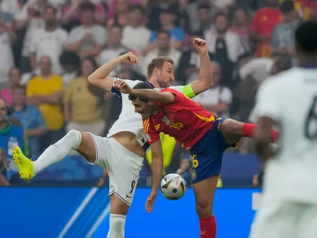 Harry Kane a Rodri v súboji o loptu v zápase Španielsko - Anglicko vo finále EURO 2024 (ME vo futbale).
