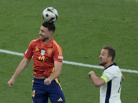 Aymeric Laporte pri pokuse hlavou a Harry Kane v zápase Španielsko - Anglicko vo finále EURO 2024 (ME vo futbale).