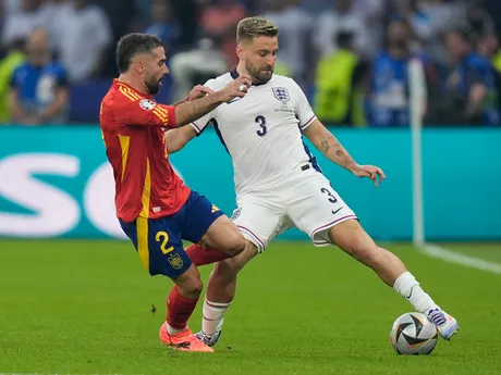 Dani Carvajal a Luke Shaw v súboji o loptu v zápase Španielsko - Anglicko vo finále EURO 2024 (ME vo futbale).