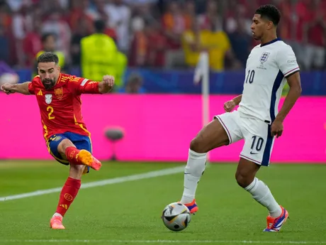 Jude Bellingham a Dani Carvajal v zápase Španielsko - Anglicko vo finále EURO 2024 (ME vo futbale).