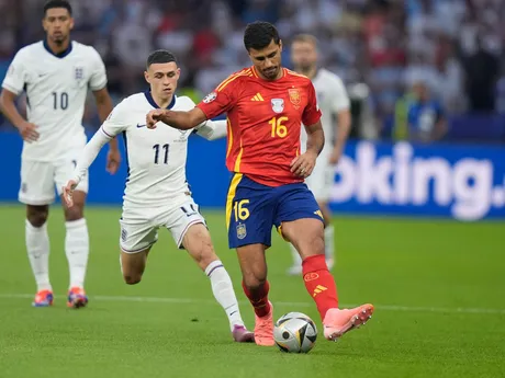 Phil Foden a Rodri v súboji o loptu v zápase Španielsko - Anglicko vo finále EURO 2024 (ME vo futbale).