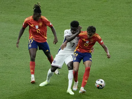 Lamine Yamal a Bukayo Saka v súboji o loptu v zápase Španielsko - Anglicko vo finále EURO 2024 (ME vo futbale).