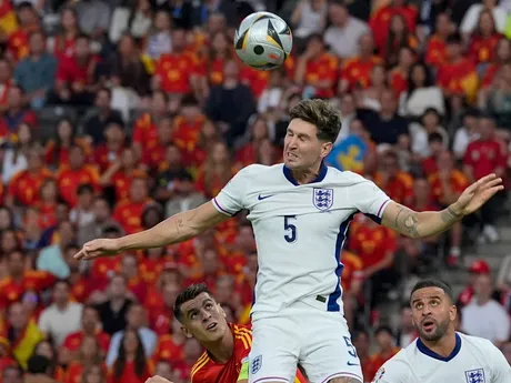 John Stones pri pokuse hlavou v zápase Španielsko - Anglicko vo finále EURO 2024 (ME vo futbale).