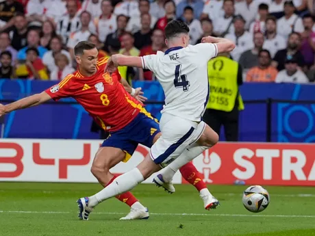 Fabian Ruiz a Declan Rice v súboji o loput v zápase Španielsko - Anglicko vo finále EURO 2024 (ME vo futbale).