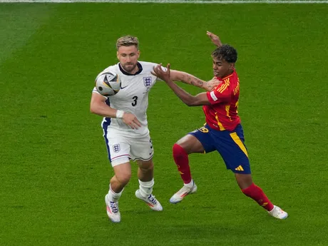 Lamine Yamal  a Luke Shaw v súboji o loptu v zápase Španielsko - Anglicko vo finále EURO 2024 (ME vo futbale).