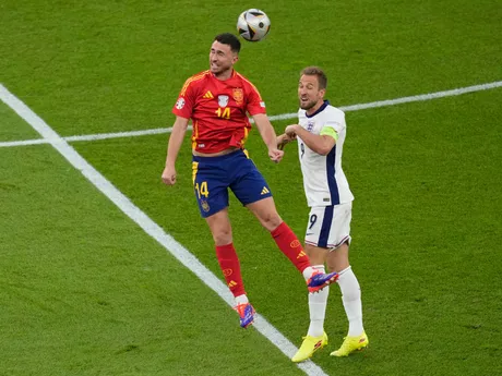 Harry Kane a Aymeric Laporte v hlavičkovom súboji v zápase Španielsko - Anglicko vo finále EURO 2024 (ME vo futbale).