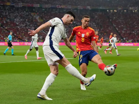 Declan Rice a Fabian Ruiz v súboji o loptu v zápase Španielsko - Anglicko vo finále EURO 2024 (ME vo futbale).
