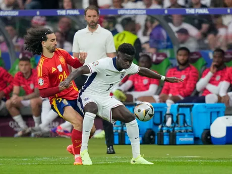 Bukayo Saka a Marc Cucurella v súboji o loptu v zápase Španielsko - Anglicko vo finále EURO 2024 (ME vo futbale).
