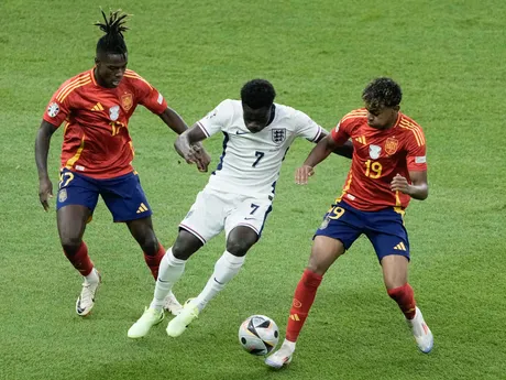 Bukayo Saka, Nico Williams a Lamine Yamal v súboji o loptu v zápase Španielsko - Anglicko vo finále EURO 2024 (ME vo futbale).