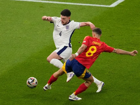 Declan Rice a Fabian Ruiz v súboji o loptu v zápase Španielsko - Anglicko vo finále EURO 2024 (ME vo futbale).