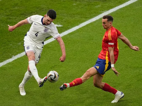 Declan Rice a Fabian Ruiz v zápase Španielsko - Anglicko vo finále EURO 2024 (ME vo futbale).