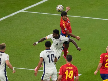 Rodri a Marc Guehi v hlavičkovom súboji v zápase Španielsko - Anglicko vo finále EURO 2024 (ME vo futbale).