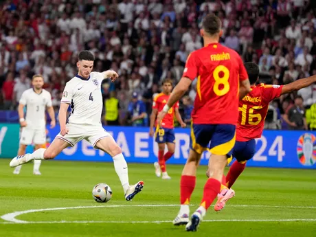 Declan Rice v streleckom pokuse v zápase Španielsko - Anglicko vo finále EURO 2024 (ME vo futbale).