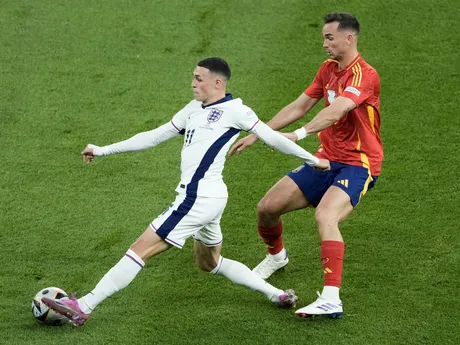 Phil Foden a Fabian Ruiz v súboji o loptu v zápase Španielsko - Anglicko vo finále EURO 2024 (ME vo futbale).