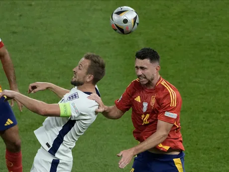 Harry Kane a Aymeric Laporte v zápase Španielsko - Anglicko vo finále EURO 2024 (ME vo futbale).