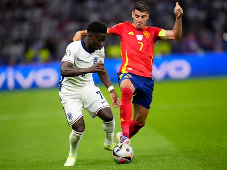 Bukayo Saka Alvaro Morata v zápase Španielsko - Anglicko vo finále EURO 2024 (ME vo futbale).