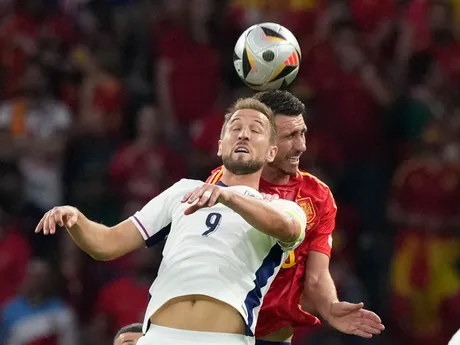 Harry Kane a Aymeric Laporte v hlavičkovom súboji v zápase Španielsko - Anglicko vo finále EURO 2024 (ME vo futbale).