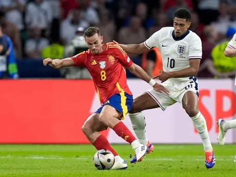 Fabian Ruiz a Jude Bellingham v súboji o loptu v zápase Španielsko - Anglicko vo finále EURO 2024 (ME vo futbale).