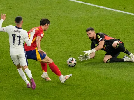 Brankár Španielska Unai Simon chytá loptu v zápase Španielsko - Anglicko vo finále EURO 2024 (ME vo futbale).