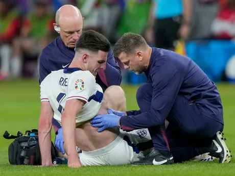 Declan Rice pri ošetrovaní lekármi v zápase Španielsko - Anglicko vo finále EURO 2024 (ME vo futbale).