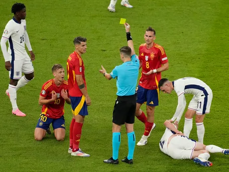Dani Olmo pri obdržaní žltej karty v zápase Španielsko - Anglicko vo finále EURO 2024 (ME vo futbale).
