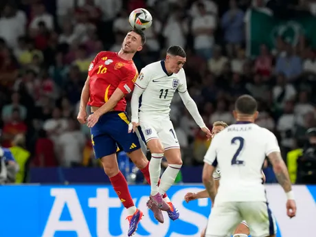 Aymeric Laporte a Phil Foden v hlavičkovom súboji v zápase Španielsko - Anglicko vo finále EURO 2024 (ME vo futbale).