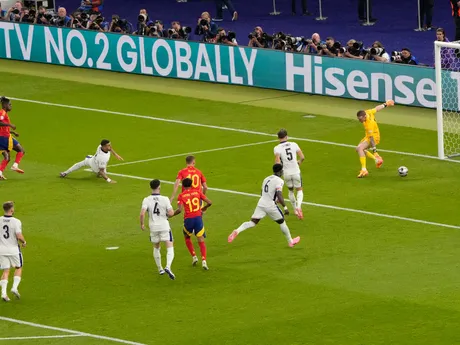 Nico Williams pri strelení gólu v zápase Španielsko - Anglicko vo finále EURO 2024 (ME vo futbale).