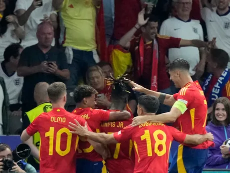Nico Williams sa raduje so spoluhráčmi v zápase Španielsko - Anglicko vo finále EURO 2024 (ME vo futbale).