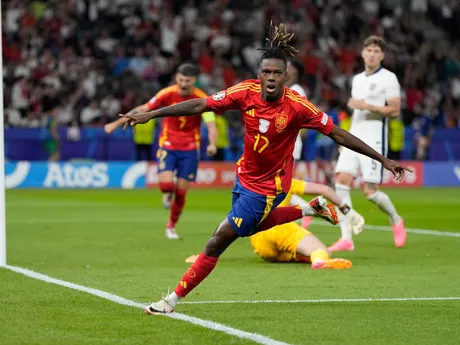 Nico Williams oslavuje strelenie gólu v zápase Španielsko - Anglicko vo finále EURO 2024 (ME vo futbale).