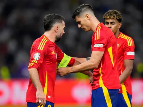 Alvaro Morata a Dani Carvajal pri odovzdávaní kapitánskej pásky v zápase Španielsko - Anglicko vo finále EURO 2024 (ME vo futbale).